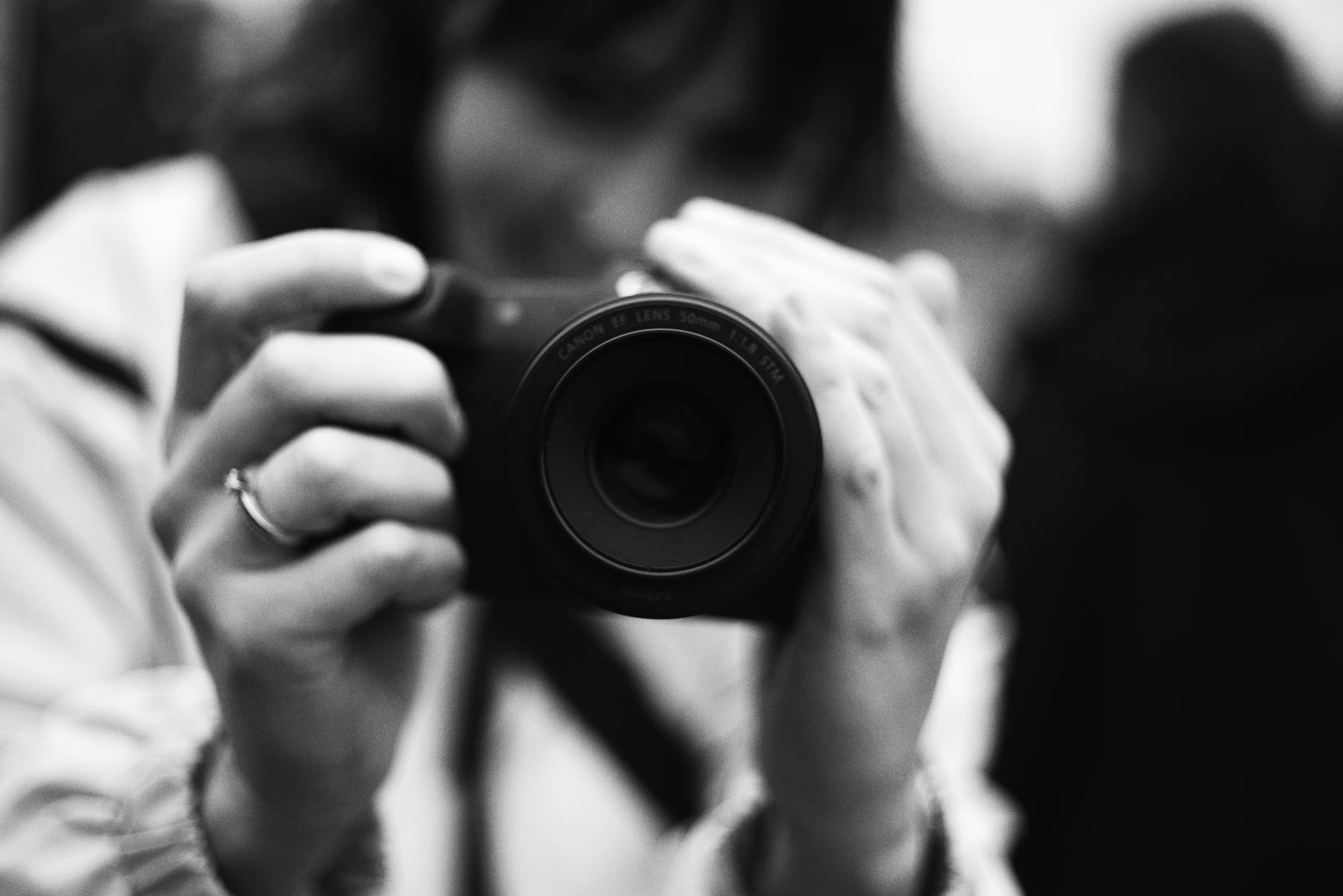 Повний огляд Ricoh GR IV Monochrome: монохромний сенсор 25.74 Мп, переваги, технічні характеристики, ціна та порівняння з кольоровою версією.
