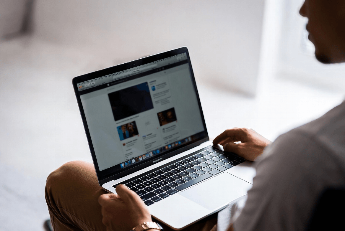 Повний огляд MacBook Pro 14 та 16 дюймів на M5 Pro і M5 Max для ринку України: характеристики, ціни, де купити, порівняння з M4. Актуально 2026.