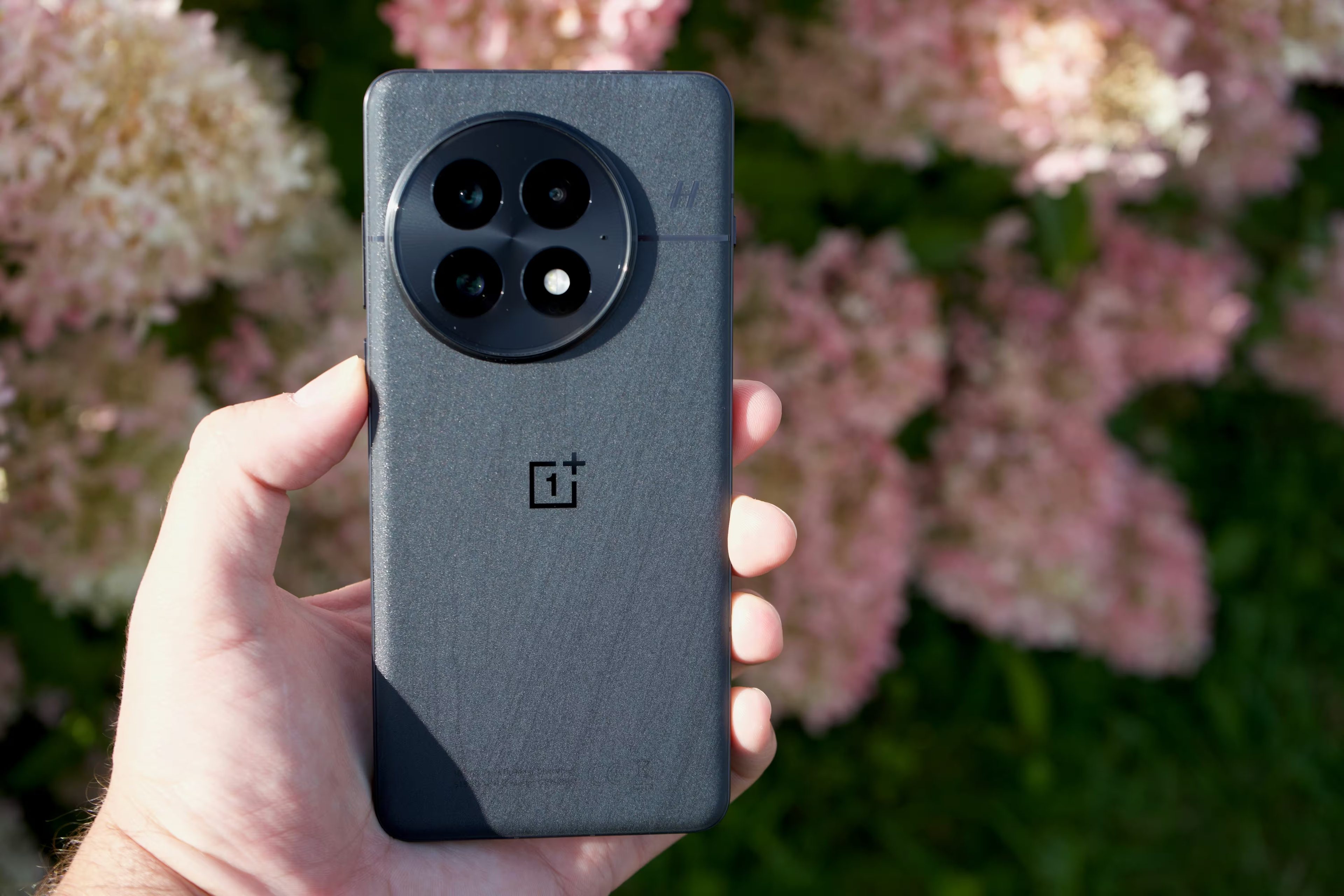 Повний огляд OnePlus 15T: характеристики, тести продуктивності, камери та автономність. Дізнайтеся все про новий компактний флагман з батареєю 7500 мАг.