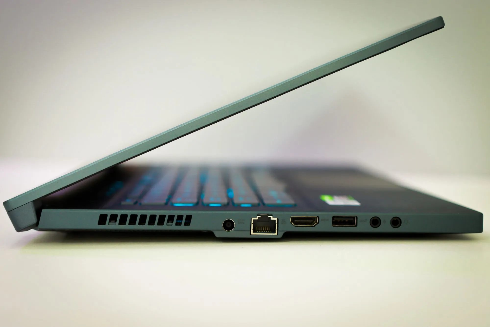 Detailed review of ROG Zephyrus G16 (2026) GU606 with Intel Core Ultra, RTX 5090, OLED 240 Hz. Specifications, performance, price.