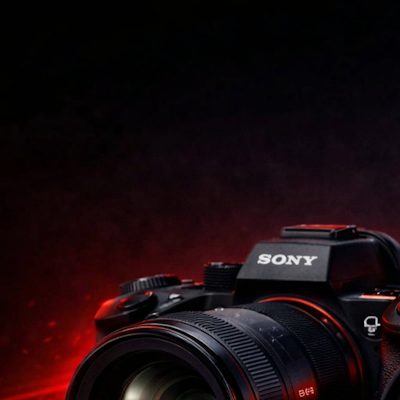 Огляд бездзеркальних камер для стрімінгу у 2026 році. Які моделі зручно тримати у руці, добре знімають при кімнатному освітленні та дають чистий звук.