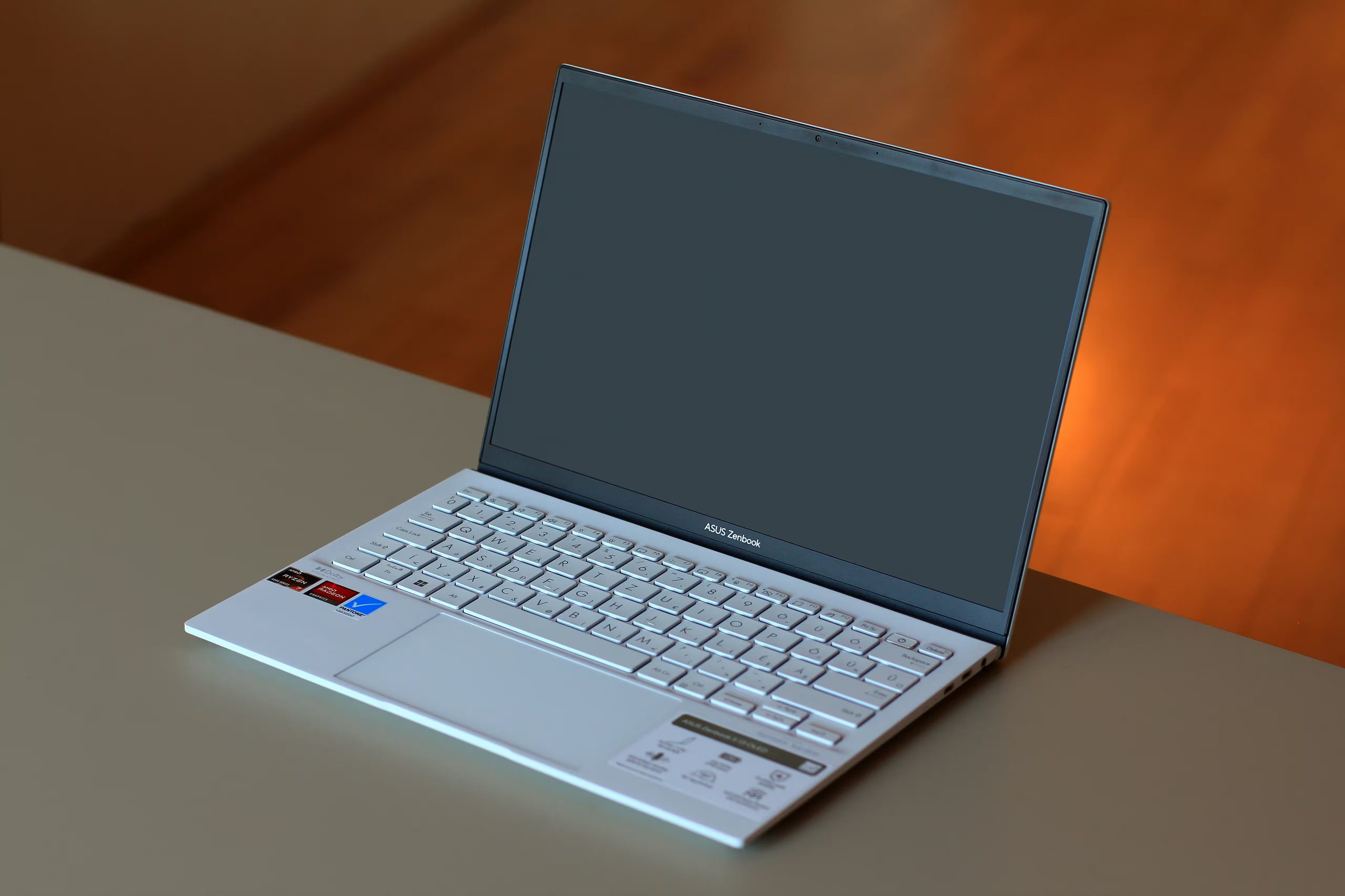 Повний огляд ASUS Zenbook A16 (UX3607OA): Snapdragon X2 Elite, OLED 3K 120 Гц, 48 ГБ RAM, вага 1.2 кг. Характеристики, ціна $1699, автономність 21+ годин.