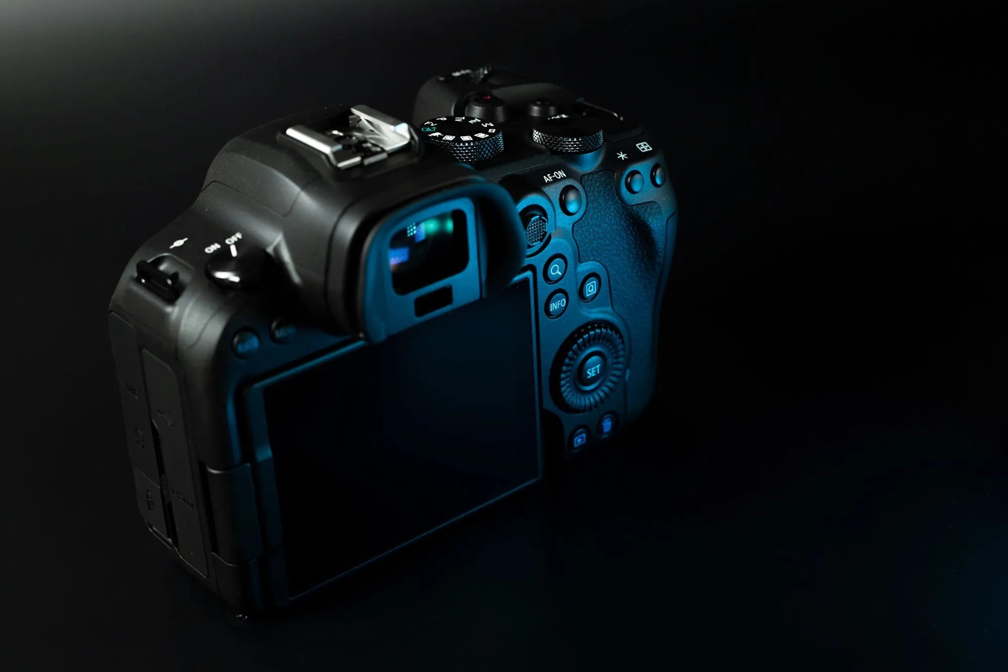 Detailed review of the Canon EOS R8 V 2026. Technical specifications, 4K 60fps video quality, autofocus, real tests and comparison with competitors.