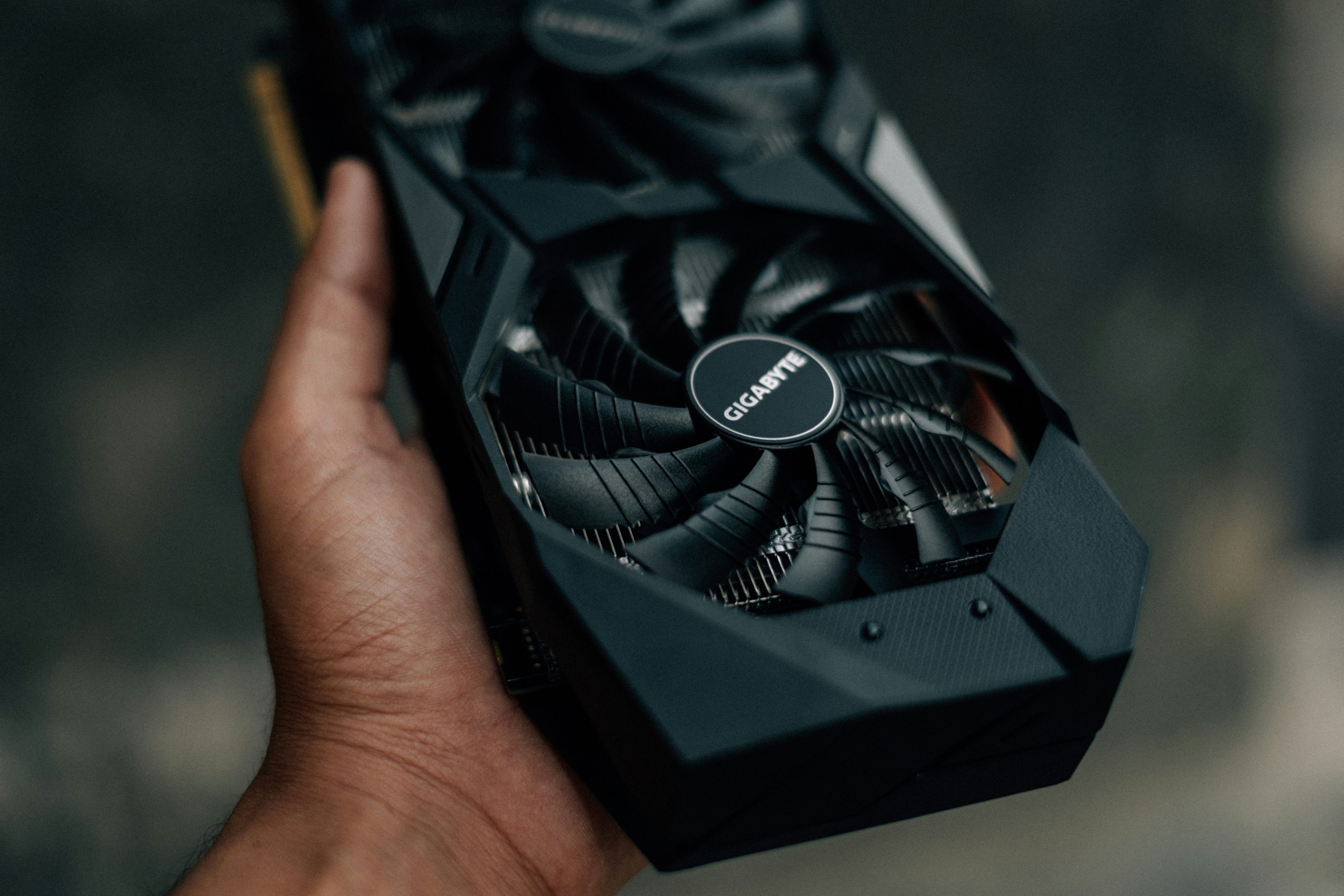 Повний огляд відеокарт NVIDIA RTX 5070, 5080, 5090 для геймінгу в різних роздільних здатності. Порівняння продуктивності, характеристик та ціни.